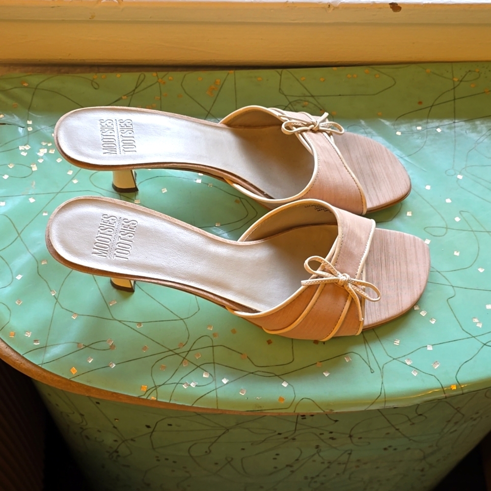Kitten heel with bows